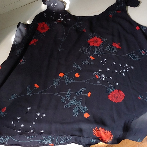 NWOT V-Neck Flower Pattern Tank - Picture 3 of 3